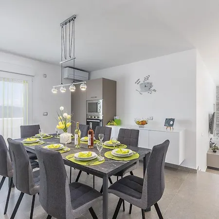 Ferienhaus Schöne Villa mit privatem Pool, Außenküche, WLAN, Klima nur 2 km vom Strand Karpinjan