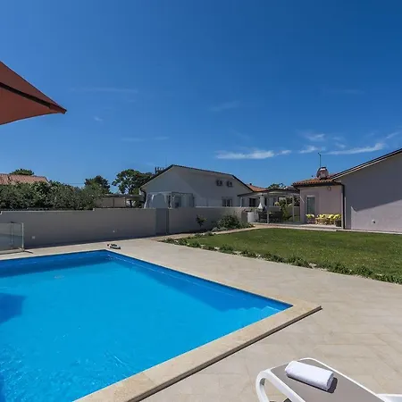 Schöne Villa mit privatem Pool, Außenküche, WLAN, Klima nur 2 km vom Strand Karpinjan