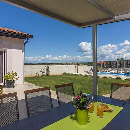 Schöne Villa mit privatem Pool, Außenküche, WLAN, Klima nur 2 km vom Strand