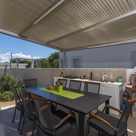 Schöne Villa mit privatem Pool, Außenküche, WLAN, Klima nur 2 km vom Strand Karpinjan