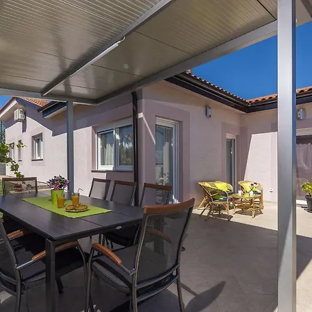 Ferienhaus Schöne Villa mit privatem Pool, Außenküche, WLAN, Klima nur 2 km vom Strand Karpinjan