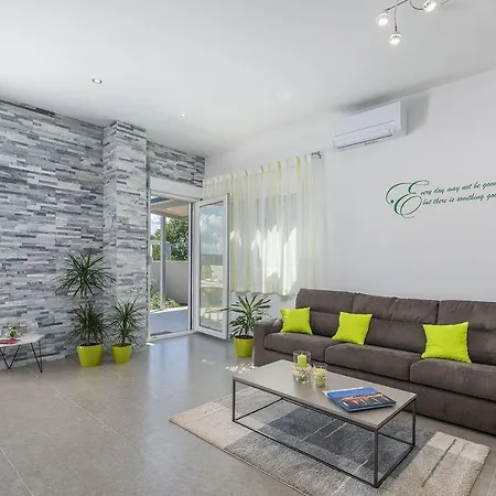 Schöne Villa mit privatem Pool, Außenküche, WLAN, Klima nur 2 km vom Strand Karpinjan