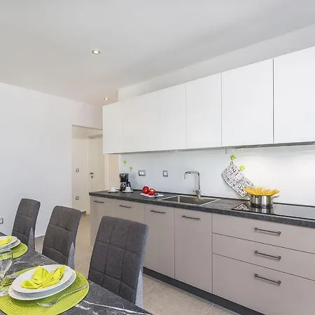 Schöne Villa mit privatem Pool, Außenküche, WLAN, Klima nur 2 km vom Strand Ferienhaus *