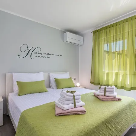 Schöne Villa mit privatem Pool, Außenküche, WLAN, Klima nur 2 km vom Strand Ferienhaus Karpinjan