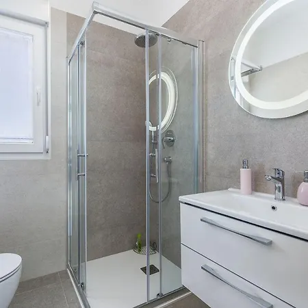 Schöne Villa mit privatem Pool, Außenküche, WLAN, Klima nur 2 km vom Strand Karpinjan