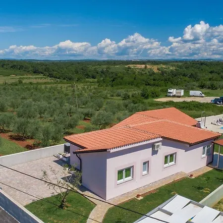 Schöne Villa mit privatem Pool, Außenküche, WLAN, Klima nur 2 km vom Strand Karpinjan