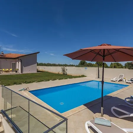 Schöne Villa mit privatem Pool, Außenküche, WLAN, Klima nur 2 km vom Strand * Karpinjan