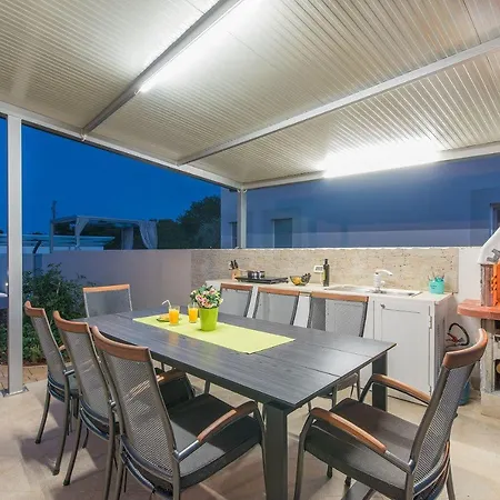 Schöne Villa mit privatem Pool, Außenküche, WLAN, Klima nur 2 km vom Strand Ferienhaus