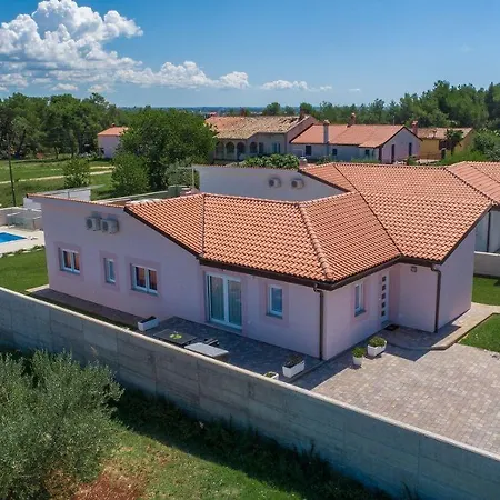 Ferienhaus Schöne Villa mit privatem Pool, Außenküche, WLAN, Klima nur 2 km vom Strand Karpinjan