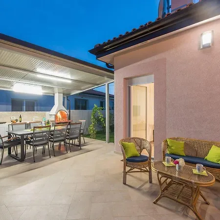 Schöne Villa mit privatem Pool, Außenküche, WLAN, Klima nur 2 km vom Strand