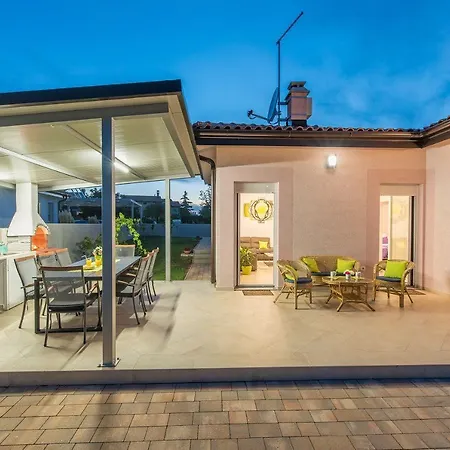 Schöne Villa mit privatem Pool, Außenküche, WLAN, Klima nur 2 km vom Strand Ferienhaus Karpinjan