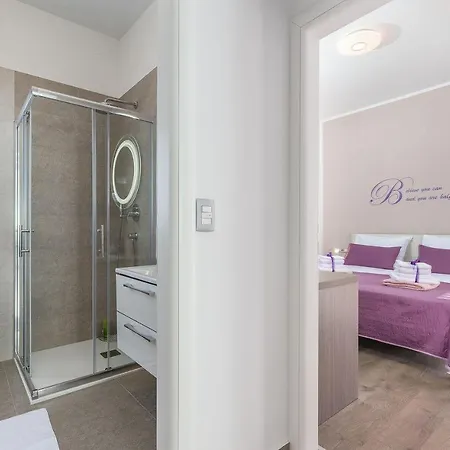Ferienhaus Schöne Villa mit privatem Pool, Außenküche, WLAN, Klima nur 2 km vom Strand Karpinjan