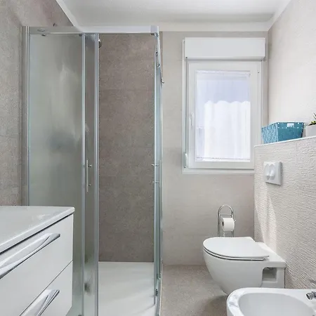 Schöne Villa mit privatem Pool, Außenküche, WLAN, Klima nur 2 km vom Strand Karpinjan