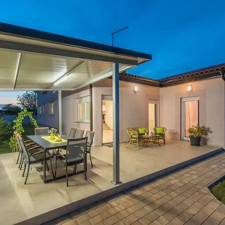 Ferienhaus Schöne Villa mit privatem Pool, Außenküche, WLAN, Klima nur 2 km vom Strand